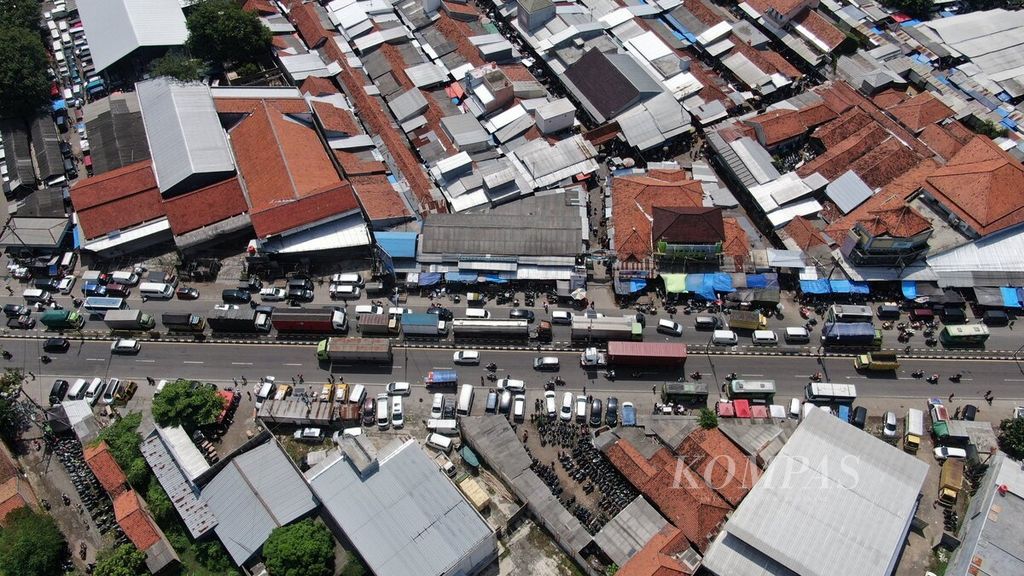Antrean panjang kendaraan pribadi dan truk terlihat di depan Pasar Tegalgubug, Kabupaten Cirebon, Jawa Barat, Jumat (22/4/2022).