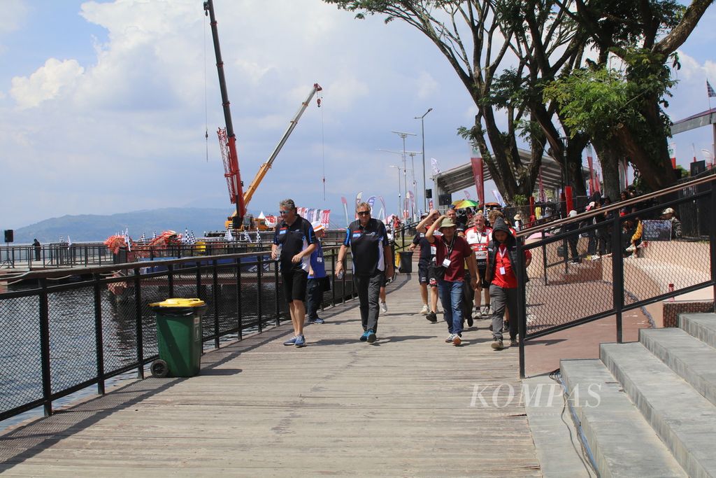 Para pebalap dan kru beraktivitas di Water Front City Balige, tempat penyelenggaraan Kejuaraan Dunia Perahu Motor Formula 1 (F1H20) di Kabupaten Toba, Sumatera Utara, Jumat (1/3/2024). 
