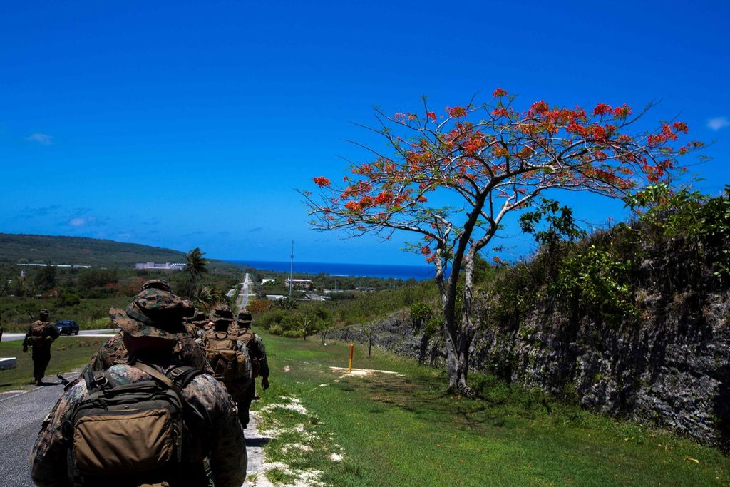 Marinir Amerika Serikat berlatih di Pulau Tinian, Kepulauan Mariana Utara, Mei 2017. Departemen Pertahanan AS kini merehabilitasi pangkalan udara di pulau itu.