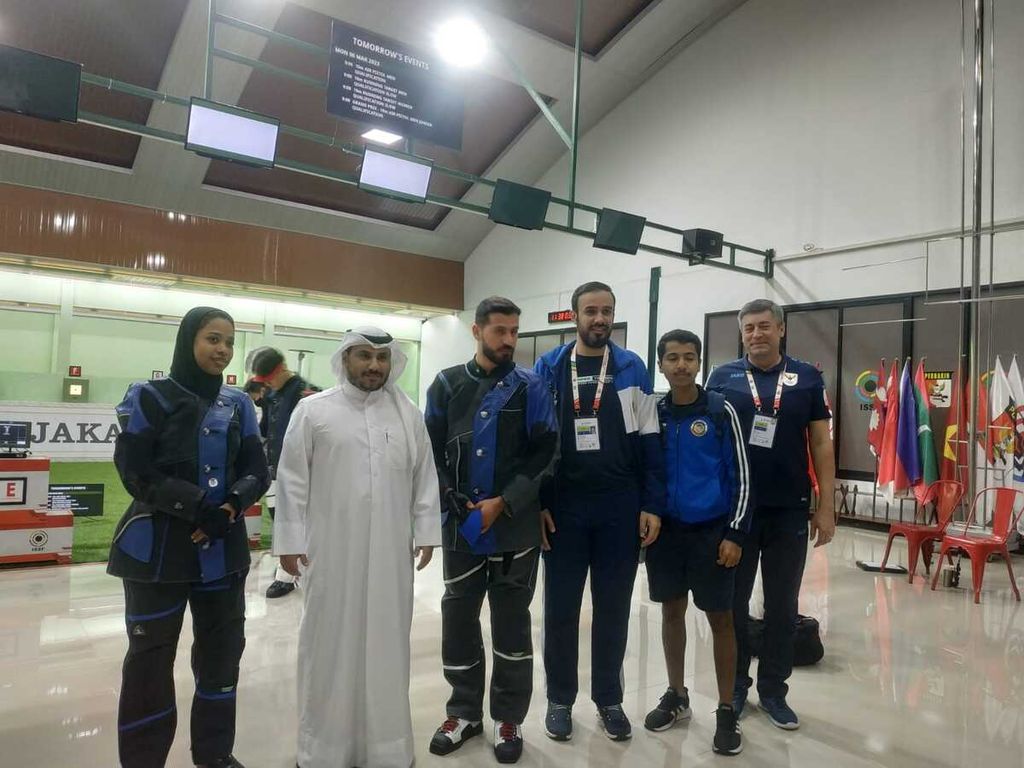 Petembak Kuwait berpose setelah mendapatkan juara ketiga dalam nomor tim campuran senapan angin 10 meter di Piala Asia Senapan Angin/Pistol 2023 di Lapangan Tembak Senayan, Jakarta Pusat.