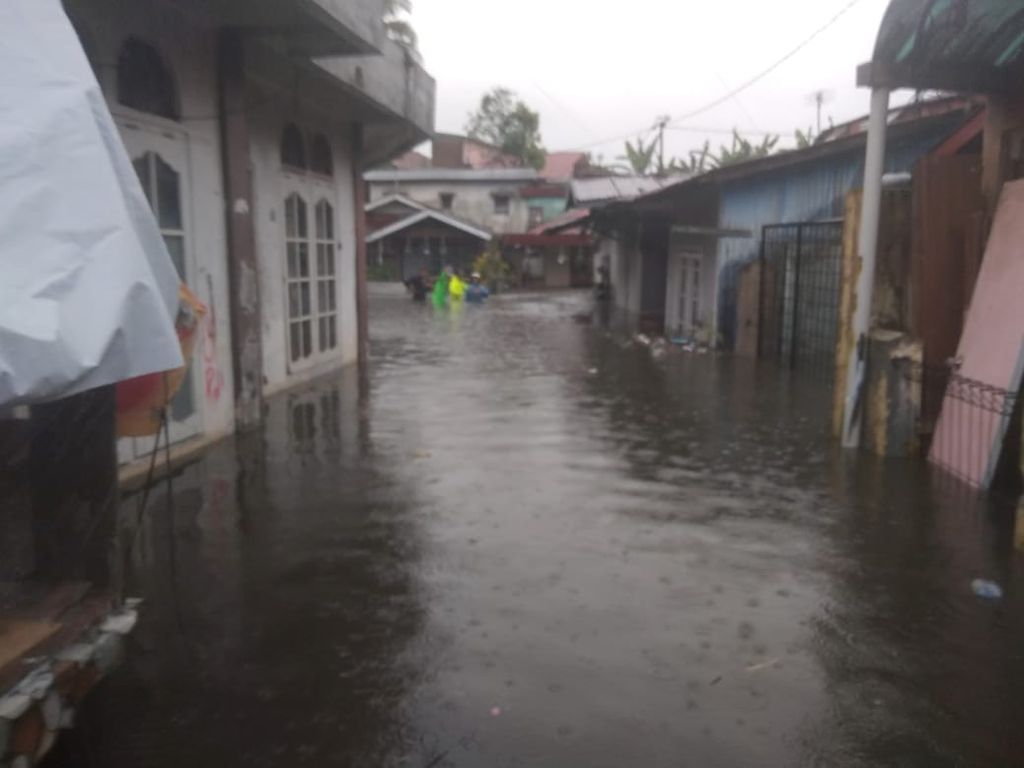 Banjir di Kelurahan Pulai Anak Air, Mandiangin Koto Selayan, Kota Bukittinggi, Sumatera Barat, Selasa (1/2/2022) sore. Banjir dipicu hujan deras sekitar 1,5 jam. 