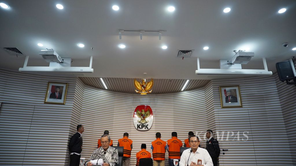 Wakil Ketua Komisi Pemberantasan Korupsi Alexander Marwata (kiri) dan juru bicara KPK Ali Fikri saat memberi keterangan dalam ekspos Operasi Tangkap Tangan terhadap Gubernur Maluku Utara Abdul Ghani Kasuba bersama beberapa tersangka lain di Gedung KPK, Jakarta, Rabu (20/12/2023). 