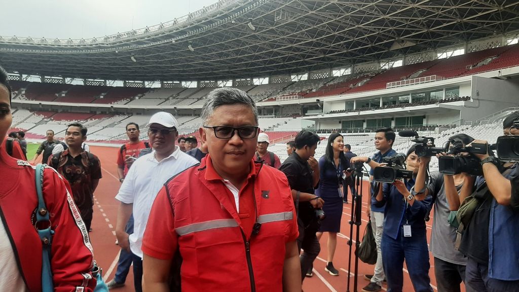 Sekretaris Jenderal PDI-P Hasto Kristiyanto mengecek persiapan Puncak Bulan Bung Karno 2023 di Stadion Utama Gelora Bung Karno (GBK), Jakarta, Senin (8/5/2023).