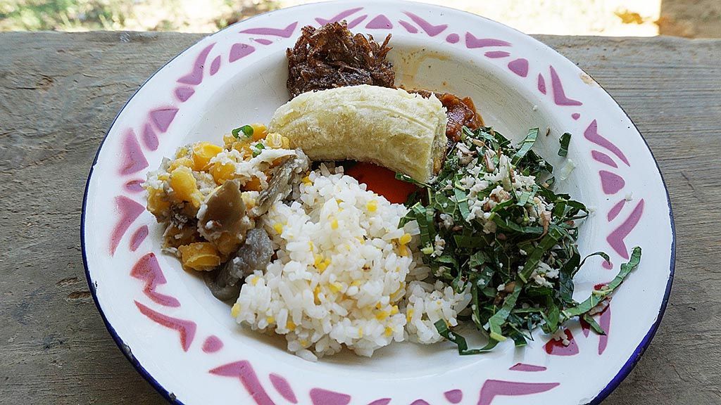 Nasi jagung, gohu daun pepaya, pisang goroho rebus, perkedel jantung pisang, sambal roa, dan binthe biluhuta.
