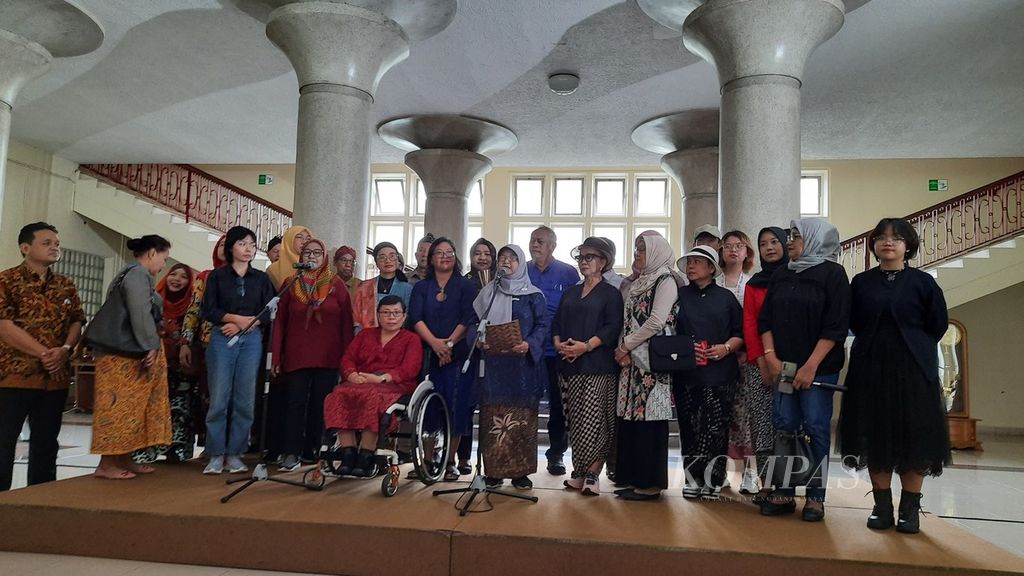 The reading of a statement by the academic community of Gadjah Mada University (UGM) titled "Kartini Rises: Upholding the Constitutional Court's Decision for Indonesian Democracy", which was held at the Balairung UGM in Yogyakarta on Sunday (April 21, 2024).