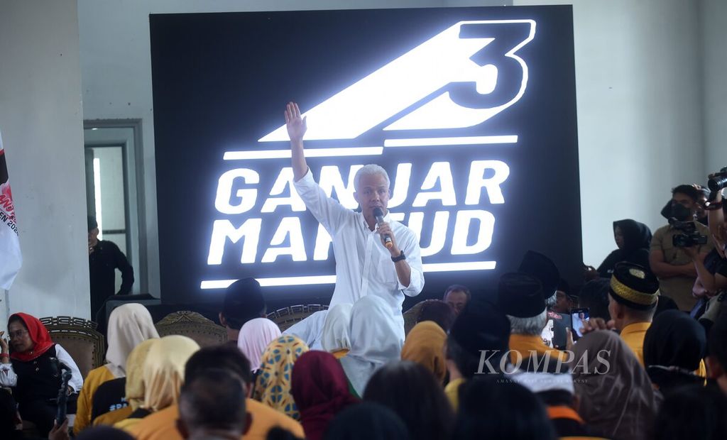Calon presiden nomor urut 3 Ganjar Pranowo mengangkat tangannya saat memberikan pengarahan di depan relawan di Gedung Internatio, Surabaya, Sabtu (13/1/2024). 