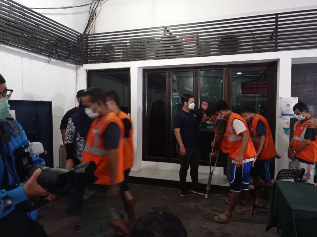Delapan pelaku dari sindikat narkoba Aceh-Medan-Jakarta dengan barang bukti 471,6 kg ganja di Polda Metro Jaya, Jumat (22/4/2022).