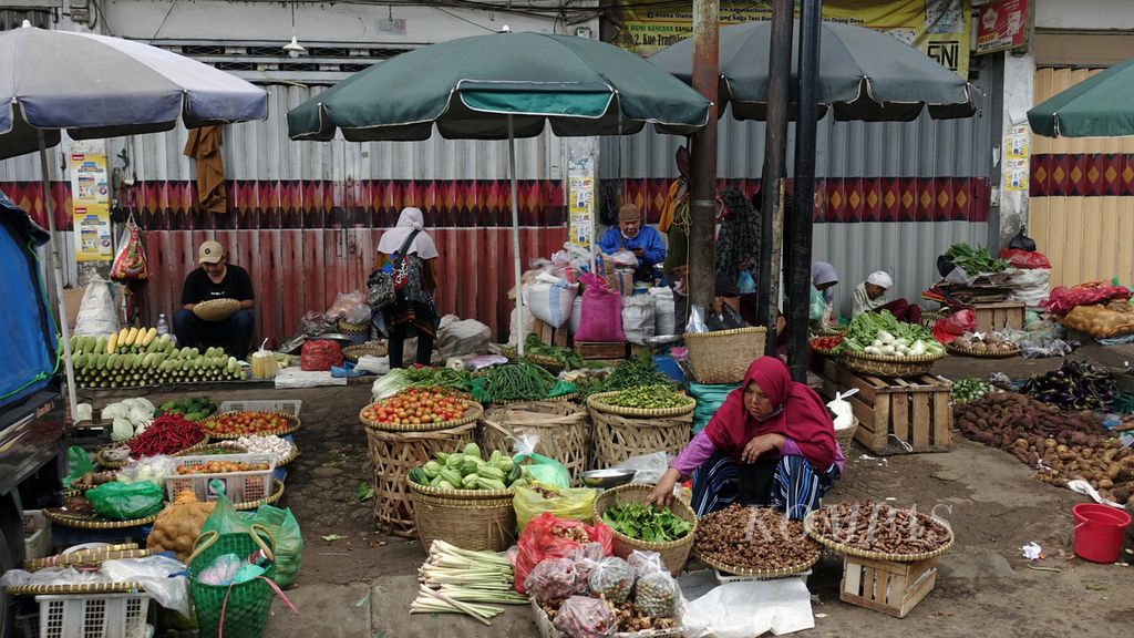 Penjual sayur-mayur menunggu pembeli di Pasar Smep, Kota Bandar Lampung, Lampung, Sabtu (15/10/2022). Empat pekan setelah kenaikan harga BBM, tingkat belanja masyarakat sedikit lebih rendah. Pertumbuhan konsumsi rumah tangga berpotensi melambat. 