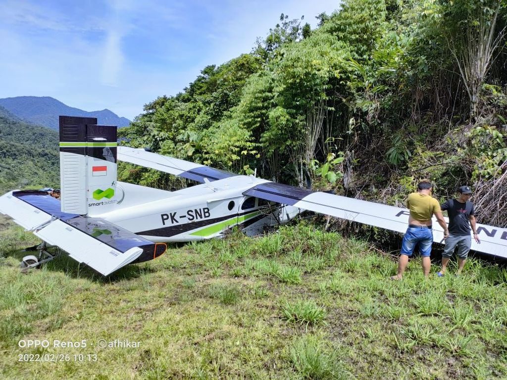 Pesawat jenis Pilatus milik maskapai Smart Cakrawala Aviation tergelincir saat mendarat di Lapangan Terbang Baya Biru, Kabupaten Paniai, Papua, pada Sabtu (26/2/2022).