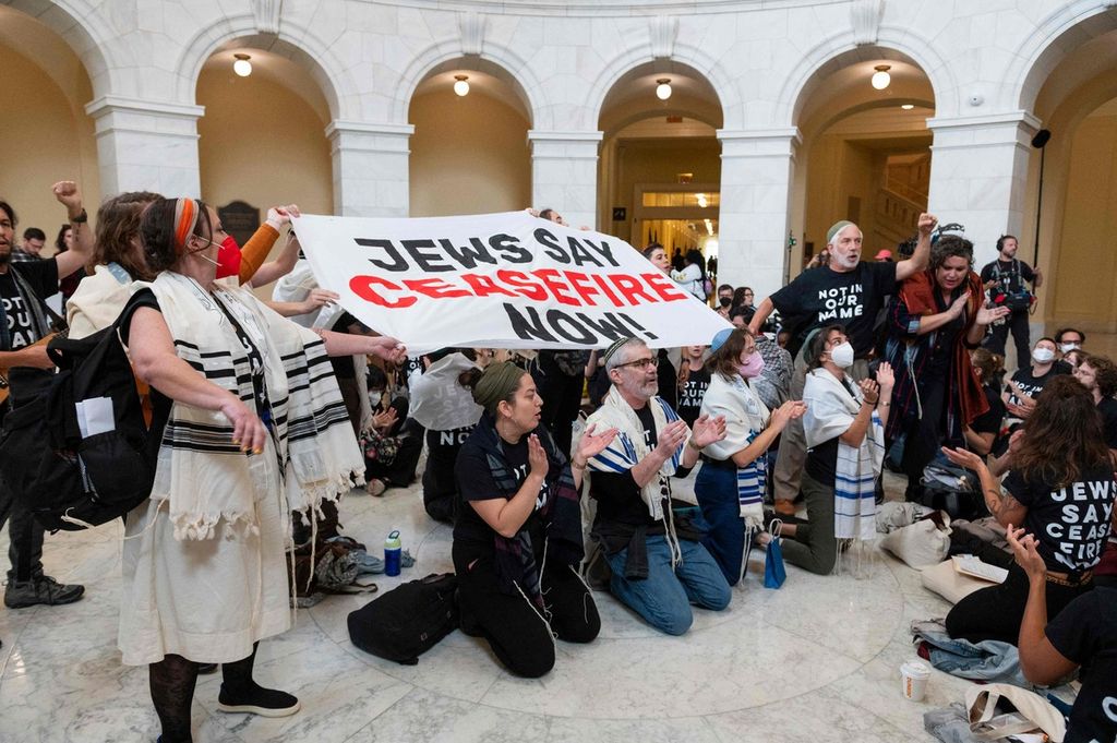 Sejumlah pemeluk Yahudi berunjuk rasa dalam kantor parlemen Amerika Serikat, The Capitol, di Washington DC, pada 18 Oktober 2023. Mereka memprotes serangan Israel ke Gaza.