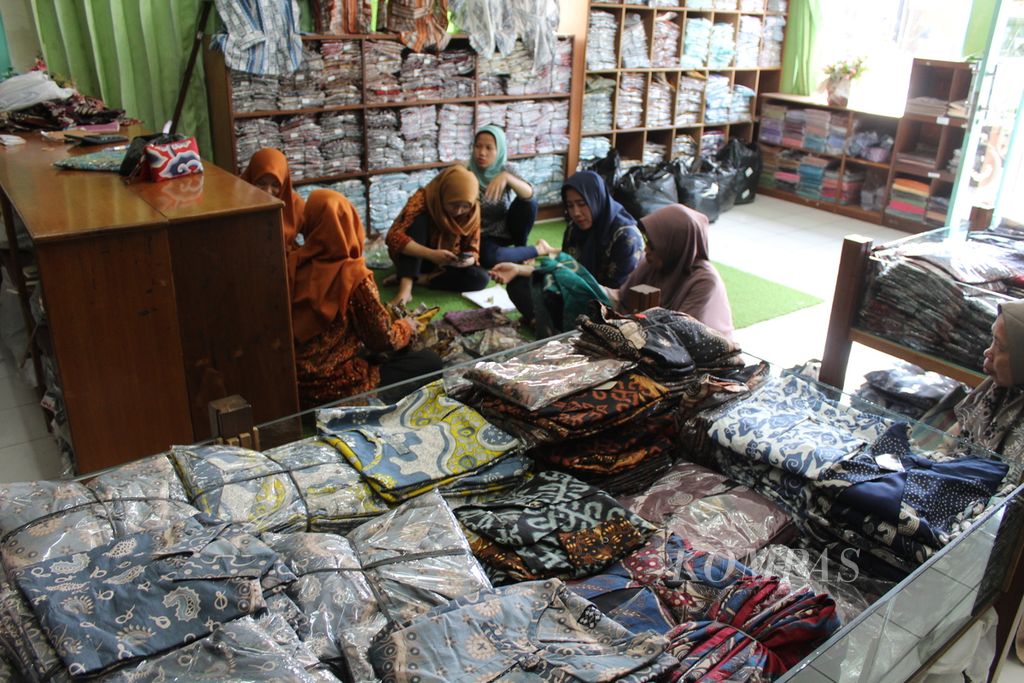 Pengunjung melihat berbagai produk di Batik Asofa di sentra batik Trusmi, Kecamatan Plered, Kabupaten Cirebon, Jawa Barat, Sabtu (30/3/2024). Batik Asofa menjadi salah satu destinasi belanja batik di Cirebon, termasuk saat libur Lebaran. 