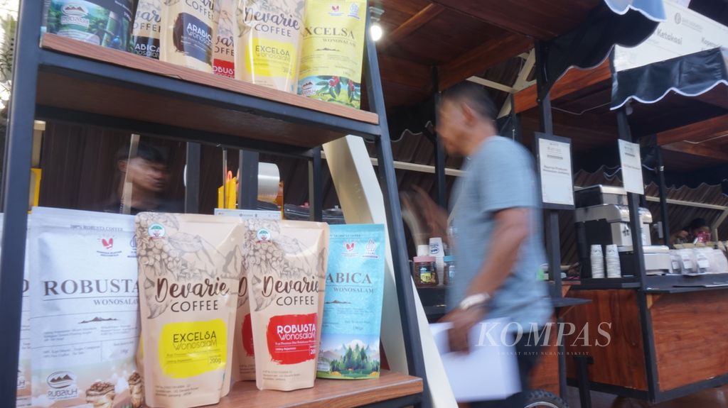 Suasana Java Coffee Culture di Jalan Tunjungan, Surabaya, Jawa Timur, Minggu (9/7/2023). Acara yang diinisiasi oleh Bank Indonesia ini bertujuan meningkatkan kesadaran publik tentang kekayaan kopi Nusantara. Selain itu, mendorong kemunculan produsen kopi skala usaha mikro, kecil, dan menengah (UMKM) dengan produk kualitas ekspor dunia.