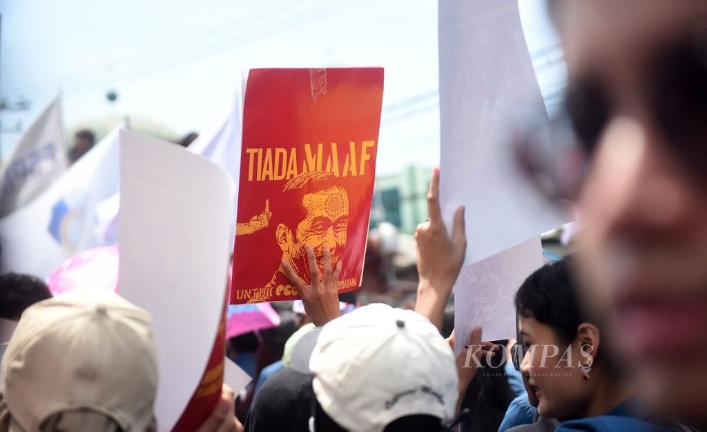 Mahasiswa membawa poster tuntutan saat berunjuk rasa di depan Kantor DPRD Jawa Timur, Surabaya, Jumat (23/8/2024). Aksi tersebut digelar untuk mengawal putusan Mahkamah Konstitusi terkait pilkada agar benar-benar dipatuhi DPR dan pemerintah. 