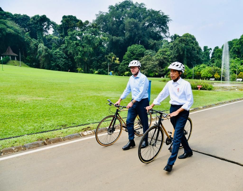 Presiden Joko Widodo (kanan) dan Perdana Menteri Australia Anthony Albanese menuntun sepeda bambu saat mereka melintasi Jalan Astrid di Kebun Raya Bogor, Jawa Barat, Senin (6/6/2022). Biro Pers Sekretariat Presiden/Laily Rachev