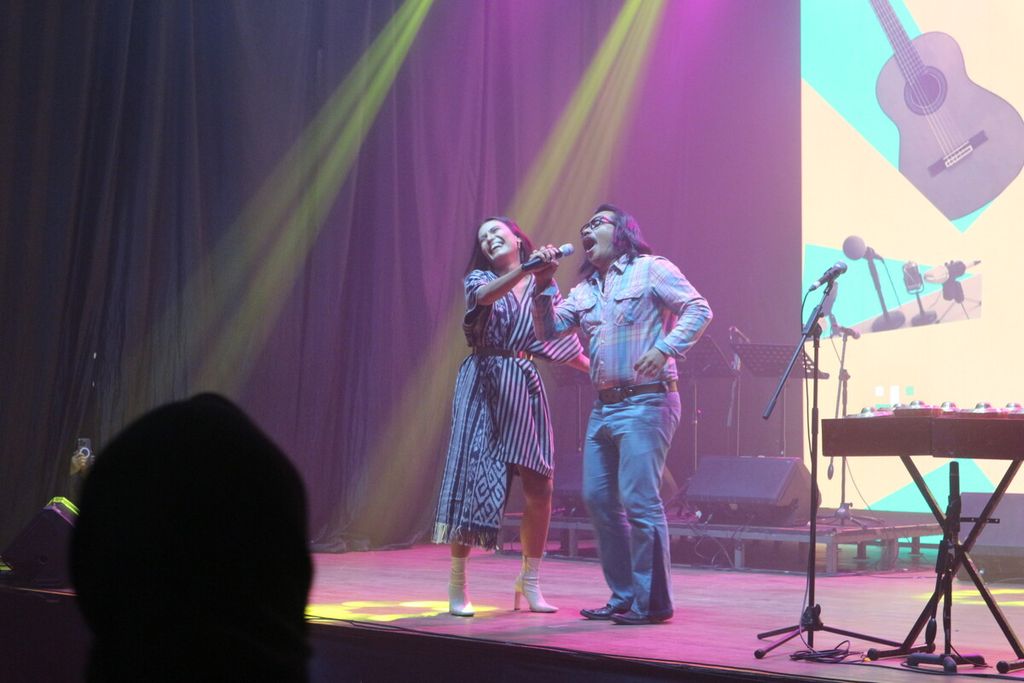Penyanyi, Maria dan Ajul Jiung, sedang bernyanyi dalam acara pembukaan Jakarta Live Act yang diadakan Dinas Pariwisata dan Ekonomi Kreatif (Disparekraf) di M Bloc Space yang terletak di kawasan Blok M, Kebayoran Baru, Jakarta Selatan, Sabtu (19/11/2022).