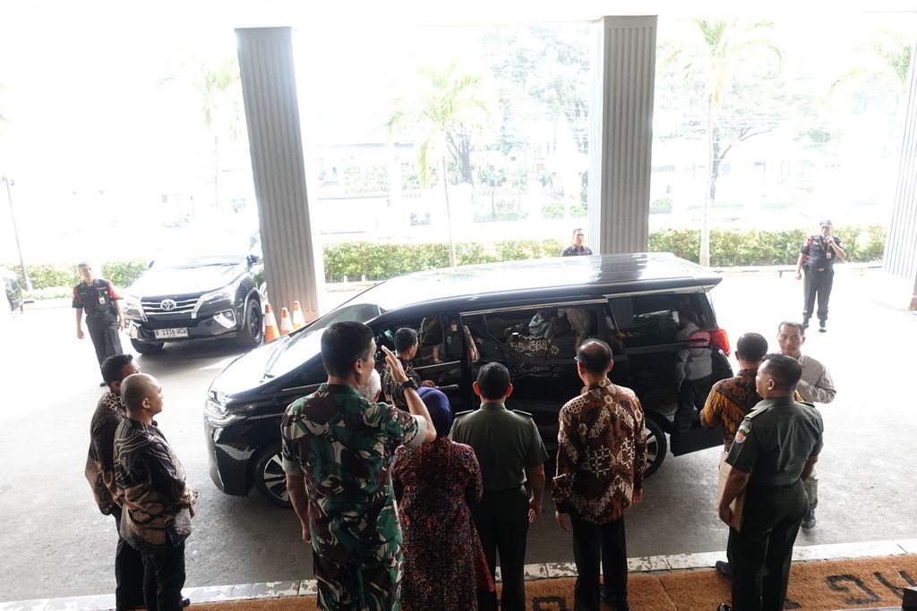 Wakil Presiden ke-10 dan ke-12 Jusuf Kalla saat berada dalam mobil yang akan membawanya meninggalkan aula Krida Bhakti, Jakarta, Selasa (30/5/2023).
