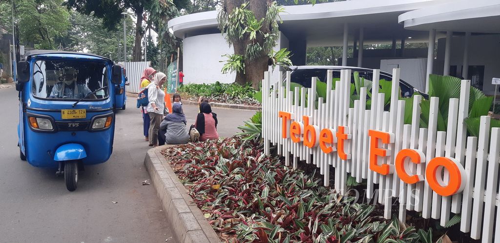 Sejumlah warga hendak mendatangi Tebet Eco Park, Jakarta Selatan, Rabu (15/6/2022). Taman Tebet Eco Park ditutup sementara untuk pemeliharaan taman dan perbaikan fasilitas pada 15-30 Juni 2022.
