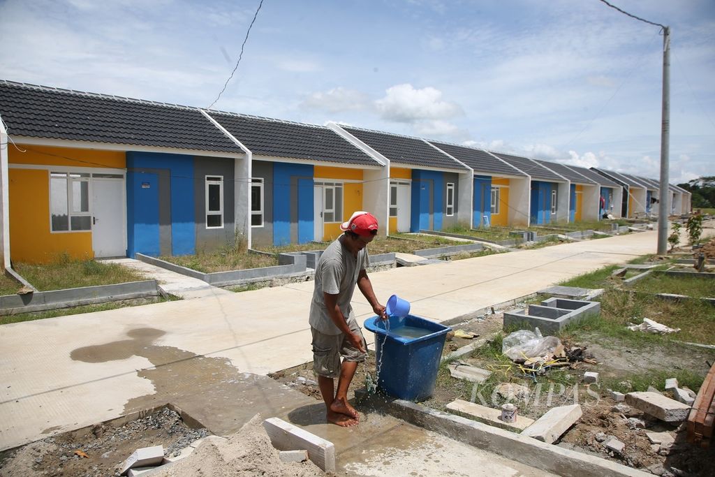 Kompleks perumahan bersubsidi yang baru dibangun di kawasan Cibunar, Parungpanjang, Bogor, Jawa Barat, Sabtu (1/1/2022). 