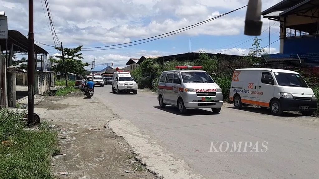 A convoy of ambulances carrying the Commander of Military District Command 1715/Yahukimo and three soldiers who were victims of an attack by an armed criminal group to the TNI Marthen Indey Hospital in Jayapura, Papua, Thursday (2/3/2023).