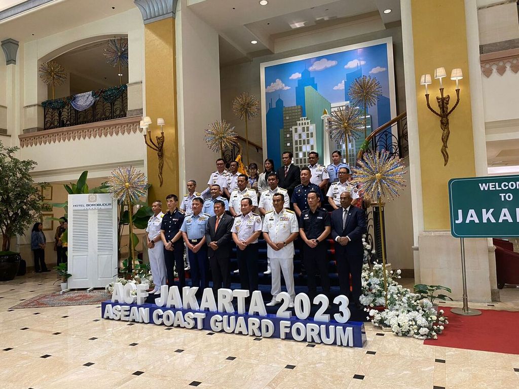 Wakil Menteri Pertahanan RI M Herindra berfoto bersama dengan Kepala Bakamla Laksdya Aan Kurnia dan perwakilan <i>coast guard</i> Filipina, Singapura, Brunei Darussalam, Malaysia, dan Thailand usai pembukaan ASEAN Coast Guard Forum, Rabu (7/6/2023).