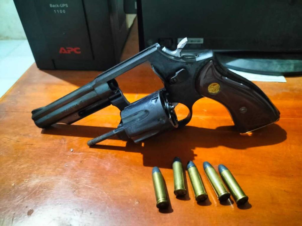 Senjata jenis revolver yang dipakai oleh Bripda RA menembak temanan wanitanya, IA (20), di Kendari, Sulawesi Tenggara, Kamis (1/2/2024). Saat menembak korban, pelaku dalam kondisi mabuk setelah pesta minuman keras. 