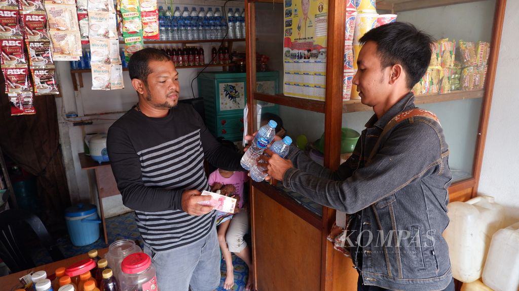 Warga membeli minuman di sebuah warung sekitar Terminal Bus Badau di Badau, Kabupaten Kapuas Hulu, Kalimantan Barat, Senin (12/8/2019). Badau adalah daerah tapal batas Indonesia, yang berbatasan langsung dengan Malaysia.