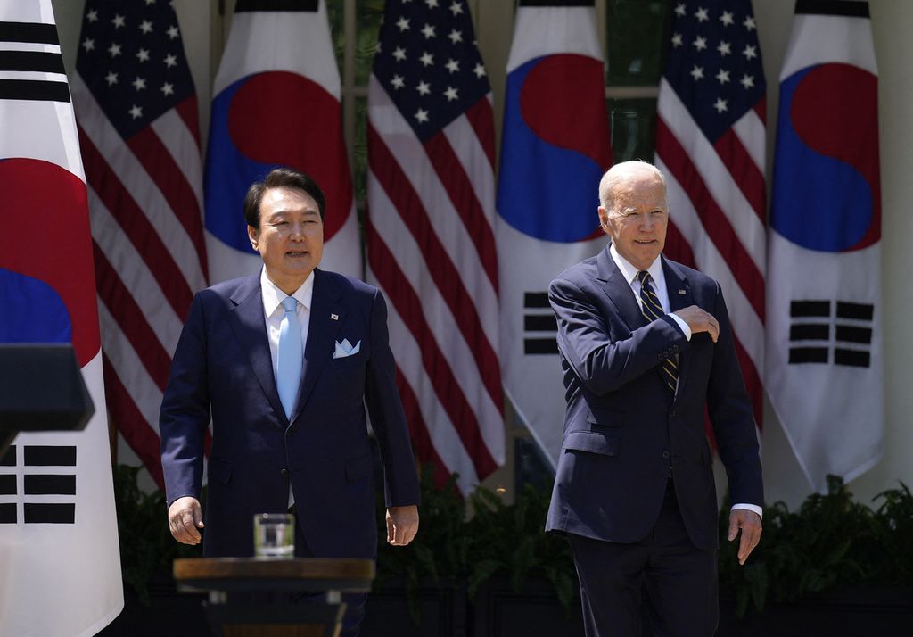 Presiden AS Joe Biden (kanan) dan Presiden Korea Selatan Yoon Suk Yeol tiba di lokasi konferensi pers di Rose Garden, Gedung Putih, 26 April 2023. Keduanya sepakat berbagi informasi tentang rencana nuklir ketika menghadapi ancaman Korea Utara. 