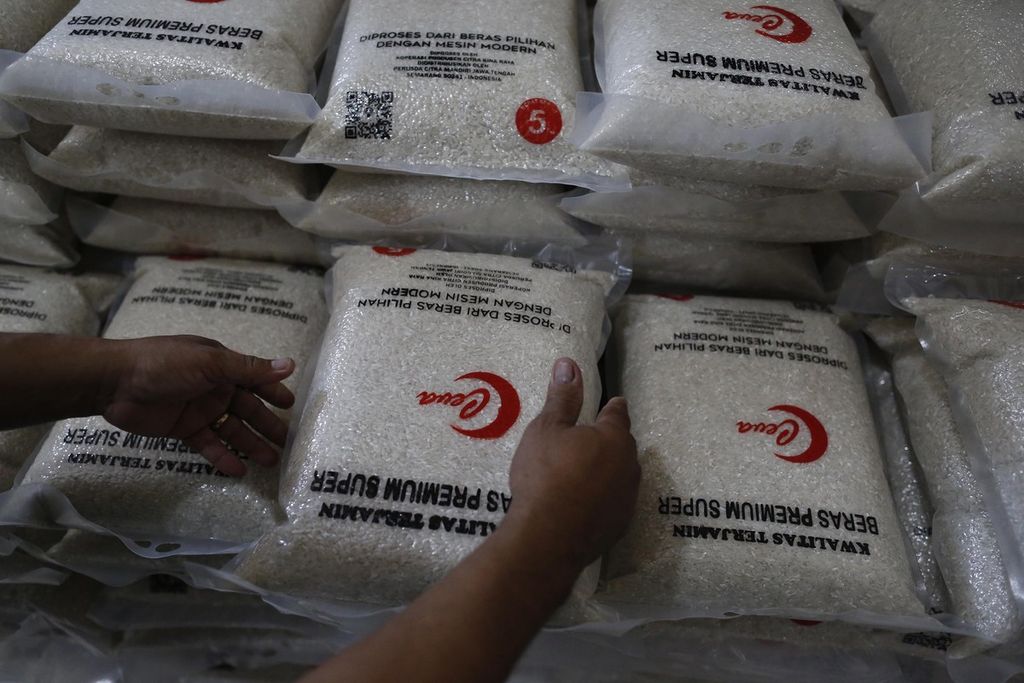Pegawai Koperasi Serba Usaha (KSU) Citra Kinaraya sedang mengemas beras khusus di Desa Mlatiharjo, Gajah, Demak, Jawa Tengah, Jumat (3/3/2023). 
