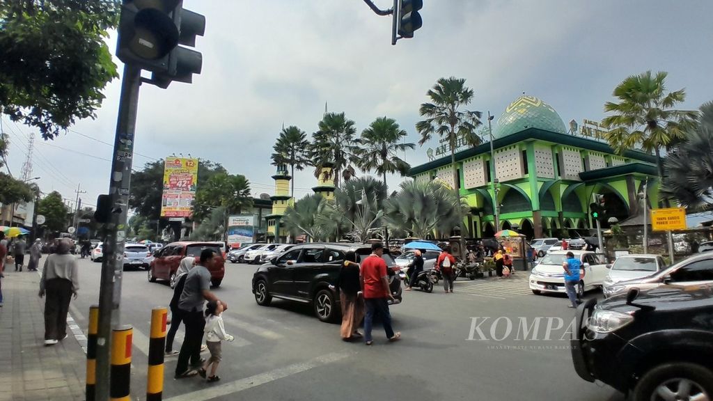 Sejumlah wisatawan tengah menikmati suasana Alun-alun Kota Batu, Jawa Timur, pada libur Natal, Senin (25/12/2023).