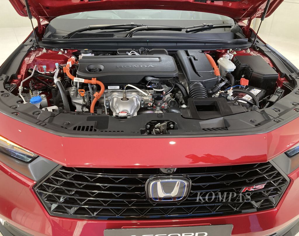 Ruang mesin Honda Accord RS Hybrid yang diluncurkan di Jakarta, Kamis (7/11/2023).