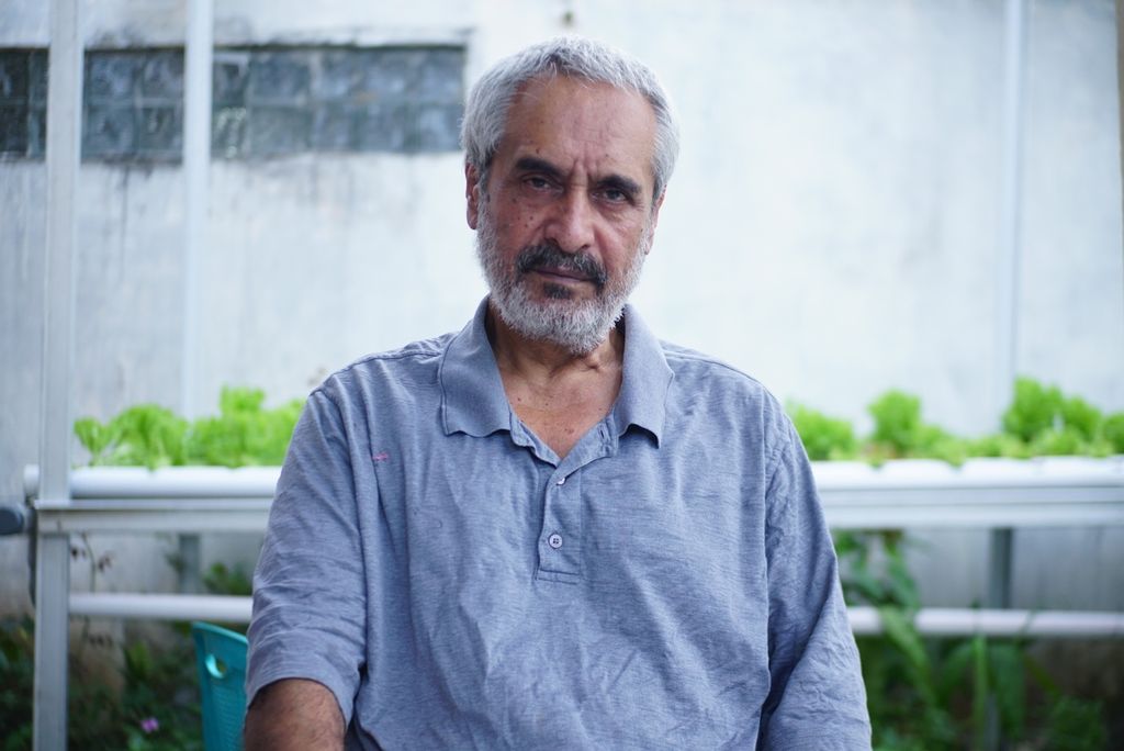 M Yaqub M Karim (61) di teras rumah kontrakannya di Wonasa Kapleng, Manado, Sulawesi Utara, 23 Maret 2023.