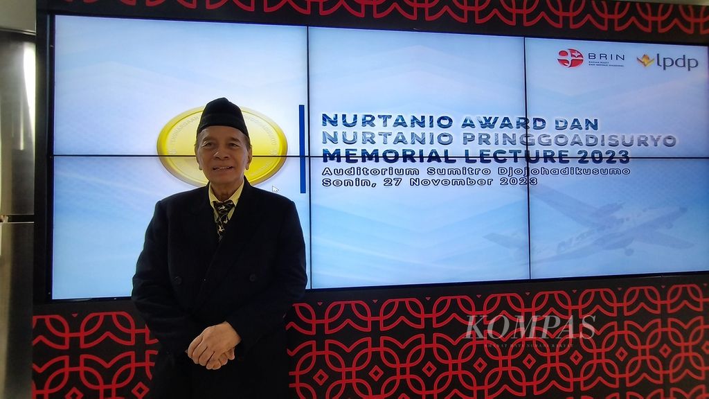 Mantan Guru Besar Institut Teknologi Bandung dan Universitas Al-Azhar Indonesia, Harijono Djojodihardjo, saat menerima penghargaan Nurtanio Award 2023 di Gedung BJ Habibie, BRIN, Jakarta, Senin (27/11/2023).