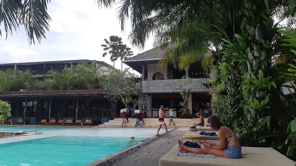 Activities of a number of tourists in the swimming pool area of Parq Ubud in Ubud, Gianyar Regency, Bali, Sunday (9/4/2023). Most of Parq's visitors are foreign nationals.
