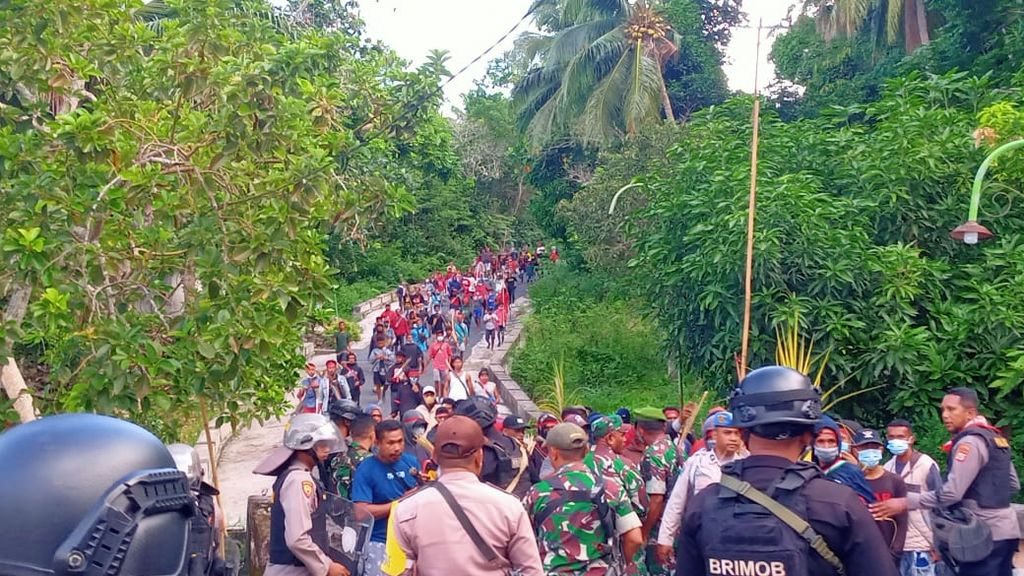 Suasana konflik antara warga Ohoi (Desa) Elat dan Ohoi Bombay di Kabupaten Maluku Tenggara pada Sabtu (14/11/2022). 