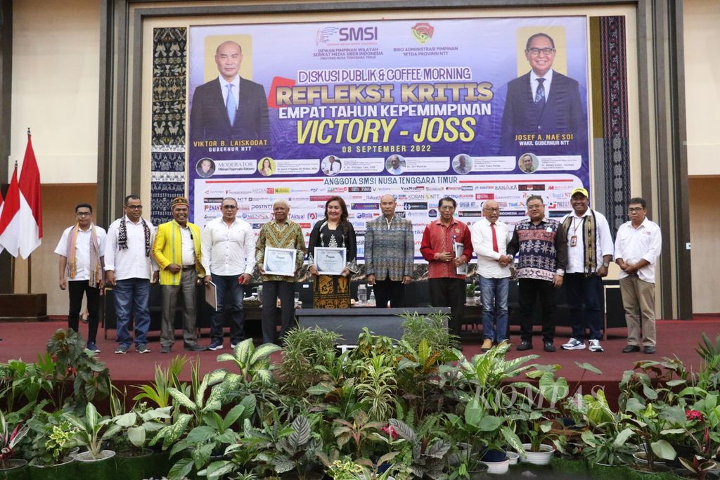 Empat pemakalah, panitia, dan pengurus Serikat Media Siber Indonesia NTT foto bersama pada diskusi kritis empat tahun kepemimpinan Viktor Laiskodat-Joseph Nae Soi di Kupang, Kamis (8/9/2022).