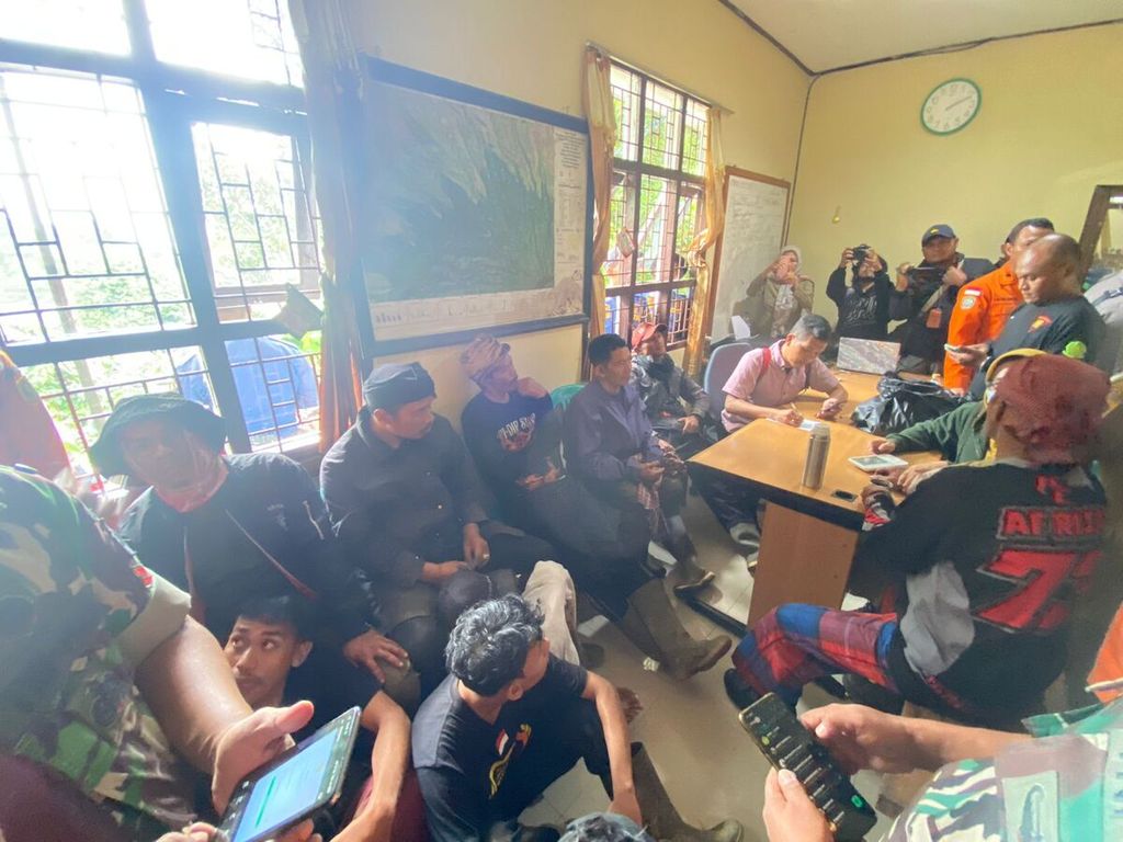 Sebanyak 16 pendaki yang tersesat di Gunung Pangrango dikumpulkan untuk menjalani pemeriksaan medis, Senin (29/1/2024). Mereka merupakan warga lokal yang berziarah di Gunung Pangrango.