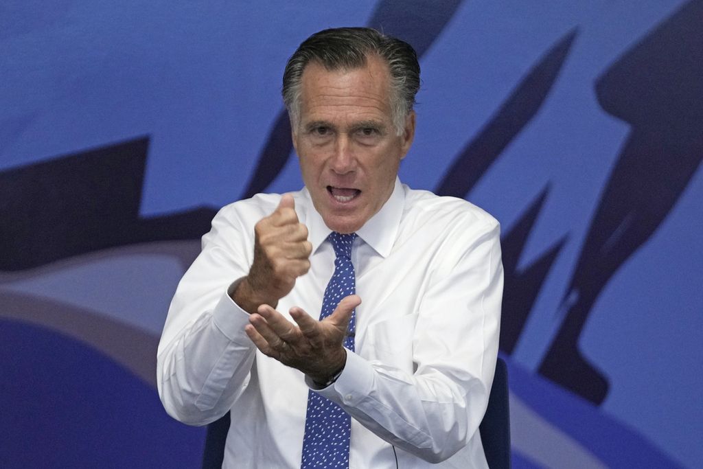 Mitt Romney, Senator Partai Republik Amerika Serikat dari Utah, berbicara di South Jordan, Utah, mengenai penggunaan kecerdasan buatan untuk intelijen strategis, 22 Agustus 2023.