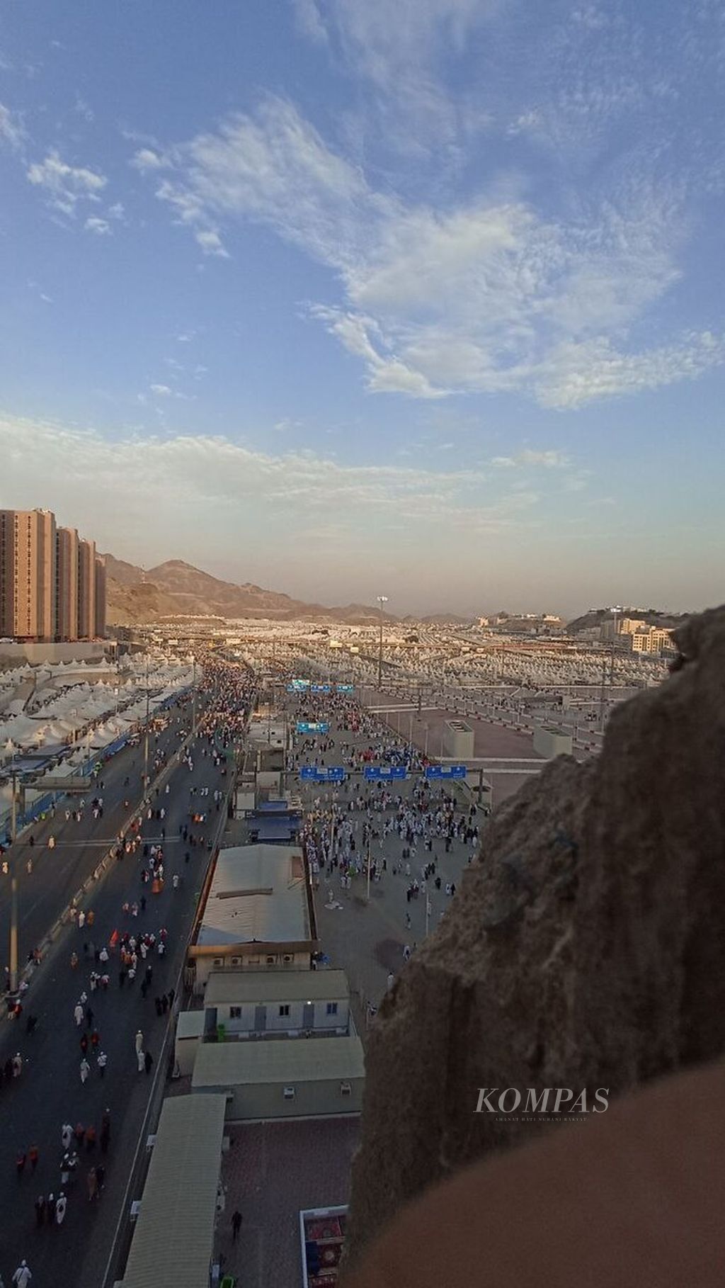 Suasana senja di di Mina, Arab Saudi, menjelang maghrib, pertengahan Juli 2022. Mina menjadi salah satu tempat amalan haji, yaitu jamarat atau melempar kerikil ke tiga tugu simbol setan.
