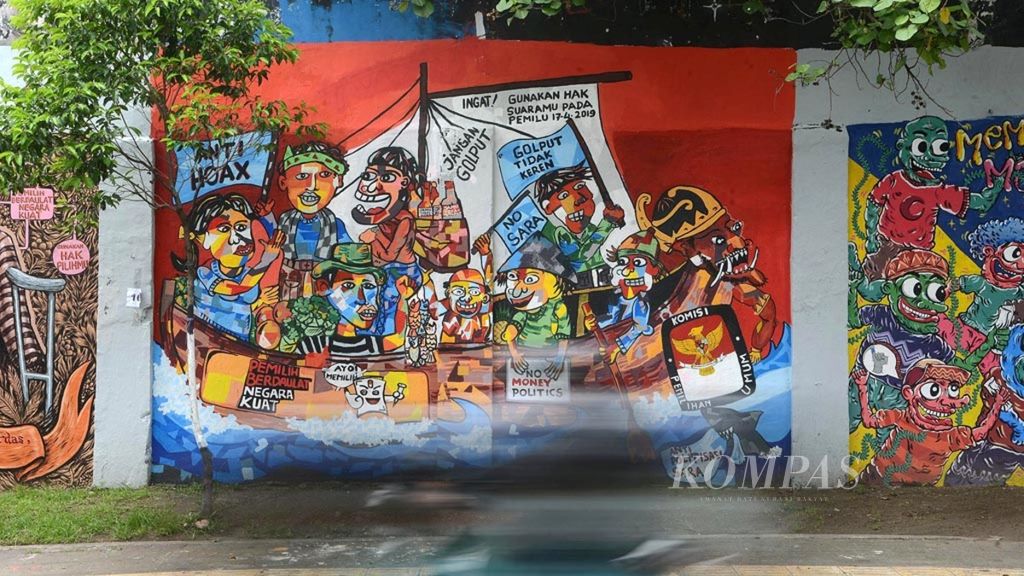 Karya 30 kelompok seniman peserta lomba mural yang diselenggarakan oleh Komisi Pemilihan Umum DI Yogyakarta menghiasi tembok Stadion Kridosono, Yogyakarta, Jumat (15/2/2019). Lomba tersebut digelar sebagai sarana sosialisasi pemilu kepada masyarakat melalui media seni.
