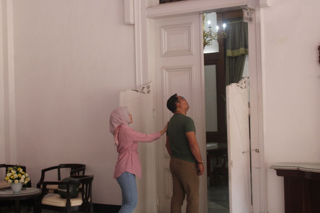 Ridwan Kamil dan istrinya, Atalia Praratya, mengamati bagian depan ruang kerjanya selama menjadi Gubernur Jabar di sayap timur Gedung Pakuan, Kota Bandung, Jawa Barat, Selasa (29/8/2023).