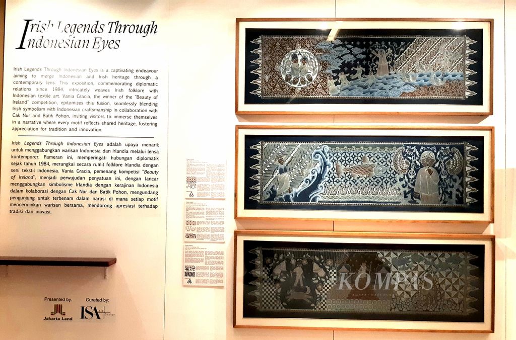 Tiga batik rancangan Vania Gracia menampilkan mitologi Irlandia di dalam pameran Legenda Irlandia dari Mata Indonesia di World Trade Centre Jakarta, Senin (3/6/2024).