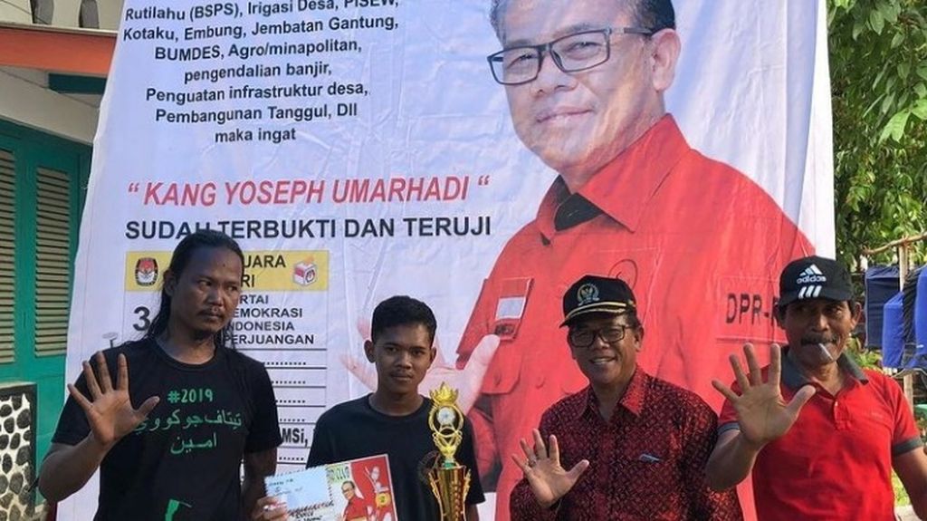 Yoseph Umarhadi (kedua dari kanan) saat kampanye untuk Pemilu 2019 di Desa Jatiseeng, Kecamatan Ciledug, Kabupaten Cirebon, Jawa Barat, Minggu (24/3/2019). Foto hasil tangkapan layar dari Instagram Yoseph Umarhadi.