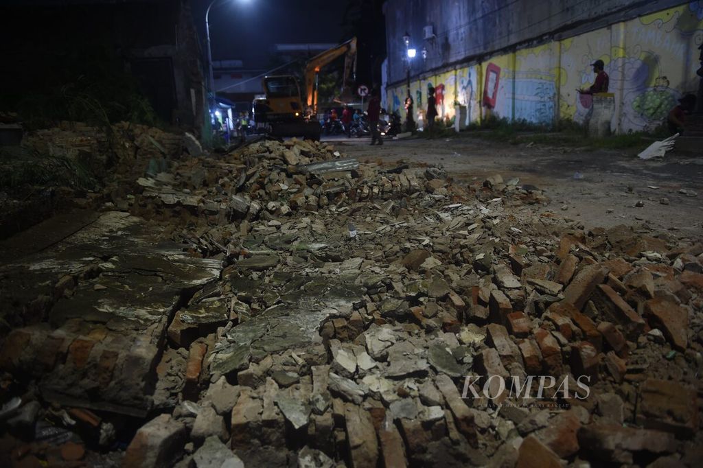 Dinding bangunan yang rusak pascagempa di Surabaya, Jumat (22/3/2024). 
