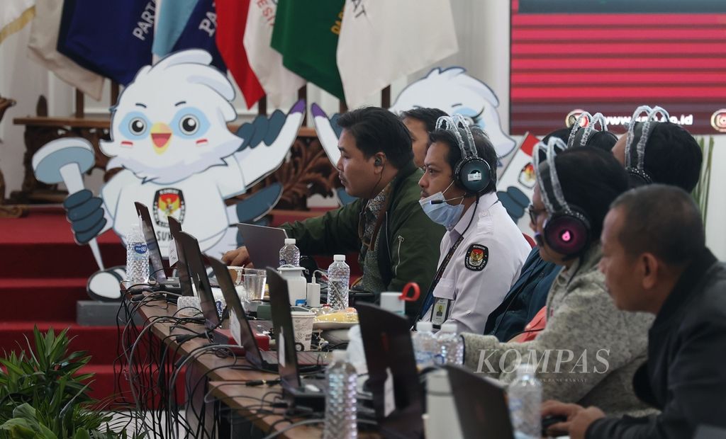 Suasana di pusat pemantauan pelaksanaan pemungutan dan penghitungan suara Pemilu 2024 di Gedung Komisi Pemilihan Umum, Jakarta, Kamis (15/2/2024). Di ruangan ini para petugas melakukan supervisi (pemeriksaan dan pengawasan) rekapitulasi suara secara daring.