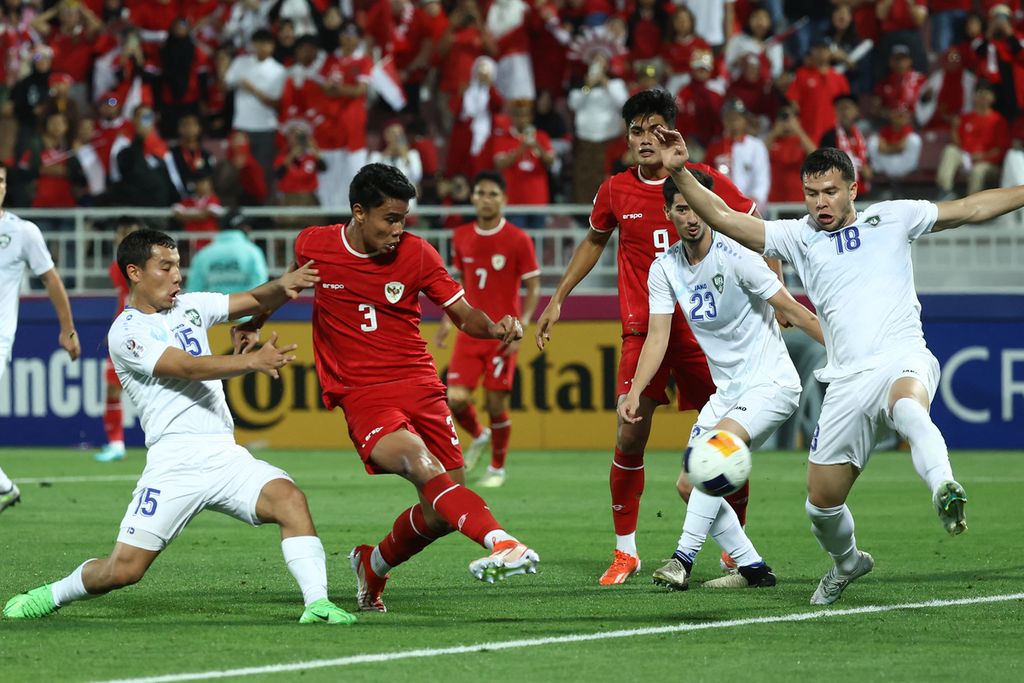 Bek Indonesia Muhammad Ferrari dijaga gelandang Uzbekistan Umarali Rakhmonaliev saat mencoba mencetak gol pada pertandingan semifinal Piala Asia U-23 Qatar 2024 antara Indonesia dan Uzbekistan di Stadion Abdullah bin Khalifa, di Doha, Senin (29/4/2024) malam.