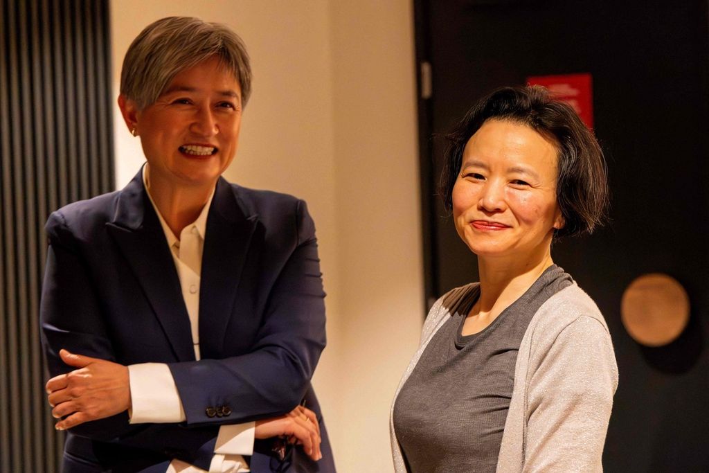 Menteri Luar Negeri Australia Penny Wong (kiri) menemui jurnalis Australia keturunan China, Cheng Lei, pada 11 Oktober 2023 di bandara Melbourne, Australia. Cheng dikenai tahanan rumah selama tiga tahun di China sampai dibebaskan Oktober ini.