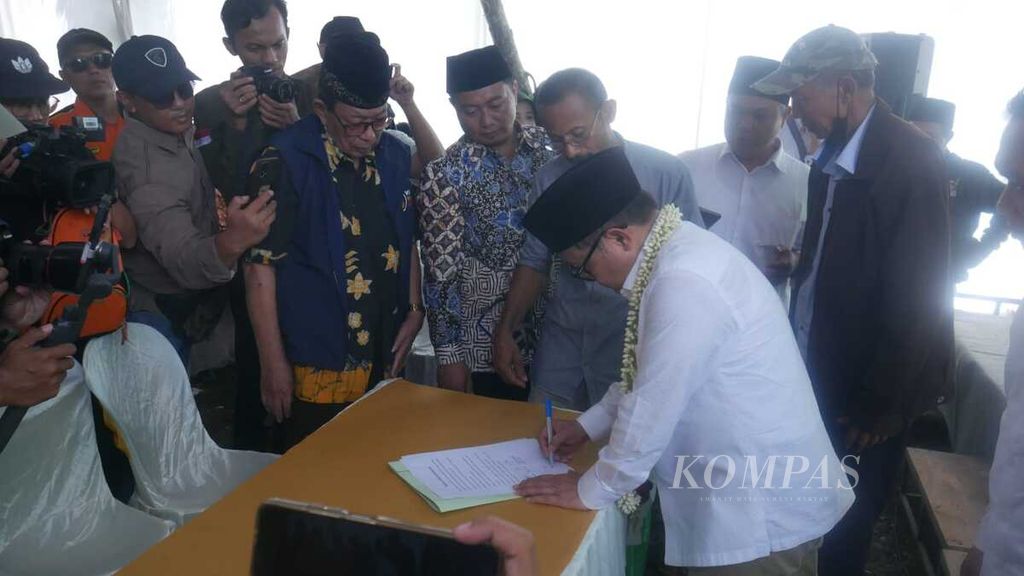 Calon wakil presiden nomor urut 1, Muhaimin Iskandar, menandatangani kontrak politik dengan pembudidaya ikan air tawar di Tulungagung, Jawa Timur, Kamis (25/1/2024). Muhaimin berjanji akan melibatkan seluruh lapisan masyarakat penyangga pangan nasional menjadi bagian dari kesatuan desain pangan nasional.