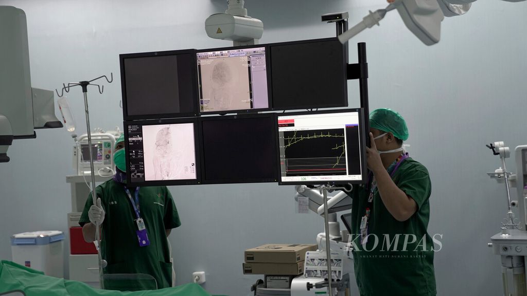 Tenaga kesehatan dalam persiapan pemeriksaan radiologi dengan sinar-X di <i>cath lab </i>layanan jantung, vaskular, dan otak terpadu di Rumah Sakit Umum Daerah (RSUD) dr Chasbullah Abdulmadjid, Kota Bekasi, Jawa Barat, Selasa (9/3/2021). 