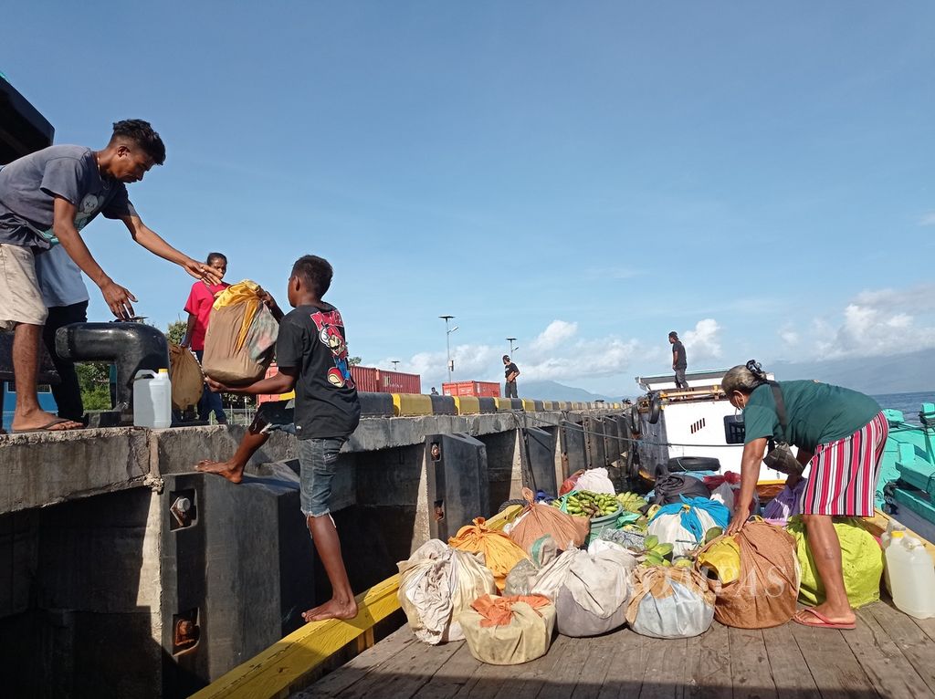 Hasil kebun dimasukkan ke perahu motor di Pelabuhan Tobilota di Pulau Adonara untuk dibawa ke Larantuka, ibu kota Kabupaten Flores Timur, NTT, Senin (19/4/2021). Perdagangan antarpulau menjadi urat nadi perekonomian di daerah itu.
