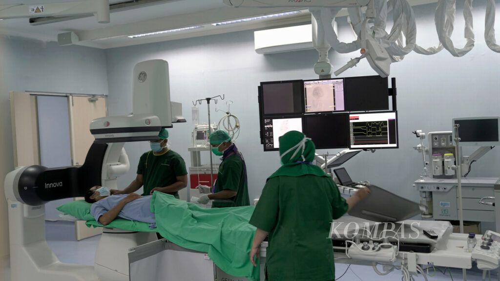 Tenaga kesehatan mempersiapkan pemeriksaan radiologi dengan sinar-X dalam Kateterisasi Jantung dan Angiografi (Cath lab) layanan jantung, vascular dan otak terpadu di Rumah Sakit Umum Daerah (RSUD) dr Chasbullah Abdulmadjid, Kota Bekasi, Jawa Barat, Selasa (9/3/2021). Layanan pusat jantung, vascular dan otak terpadu yang pertama berdiri tahun 2017 di rumah sakit tersebut telah melayani lebih dari 2500 pasien. Cath lab yang menggunakan sinar-X akan menampilkan gambaran pembuluh darah secara detail di berbagai organ tubuh, misalnya jantung.